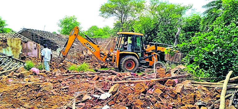 31 कच्चे घरों पर चला बुलडोजर, नहीं हुआ विरोध