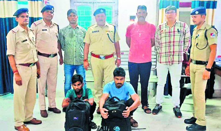 crime news : ट्रेन से दो तस्कर गिरफ्तार, 7.22 लाख का गांजा बरामद
