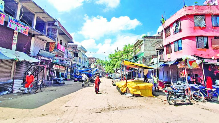 Palamu Crime News : हरिहरगंज : धार्मिक जुलूस के दौरान पथराव, तीन पुलिसकर्मी समेत कई घायल