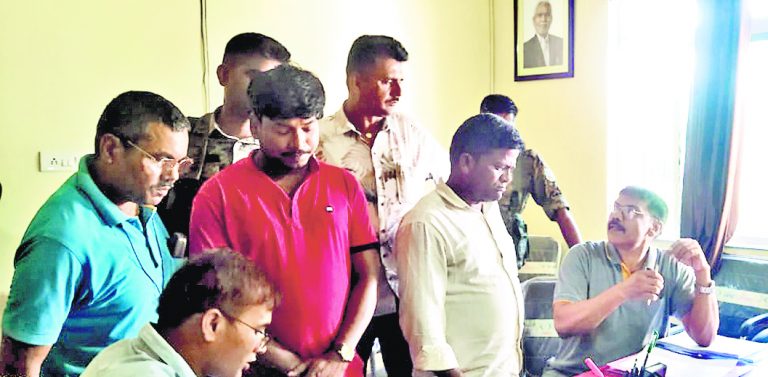 Hazaribagh Crime News : म्यूटेशन के नाम पर 40 हजार रुपये घूस लेते राजस्व कर्मचारी व सहयोगी गिरफ्तार