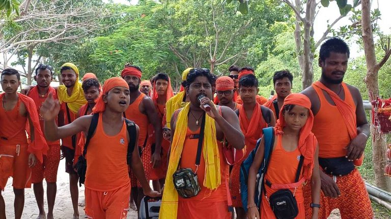 कंधे पर गंगाजल व मुख पर बोलबम का नारा लगाते आगे बढ़ रहे शिवभक्त