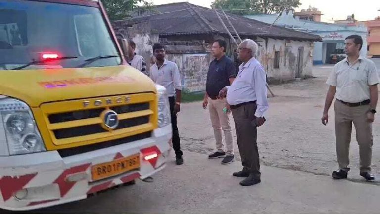 सिविल सर्जन के आश्वासन के बाद 102 एम्बुलेंस कर्मियों की हड़ताल समाप्त