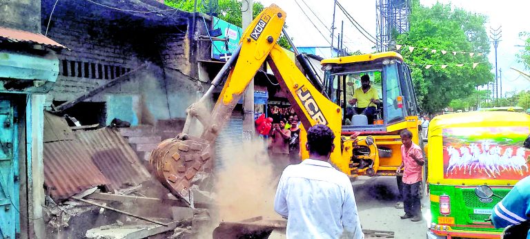 हाजीनगर में अवैध निर्माण पर चला नगरपालिका का बुलडोजर