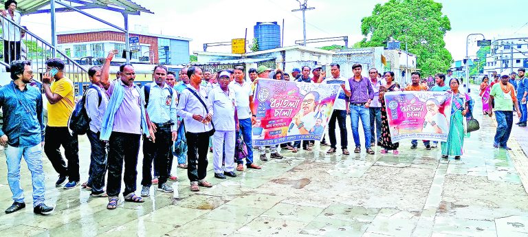 ट्रेन से चला तृणमूलियों का रेला, यात्री हलकान