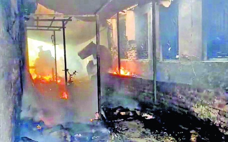 कालना में जेनरेटर में शॉर्ट सर्किट से लगी आग, खाक हो गया गोदाम