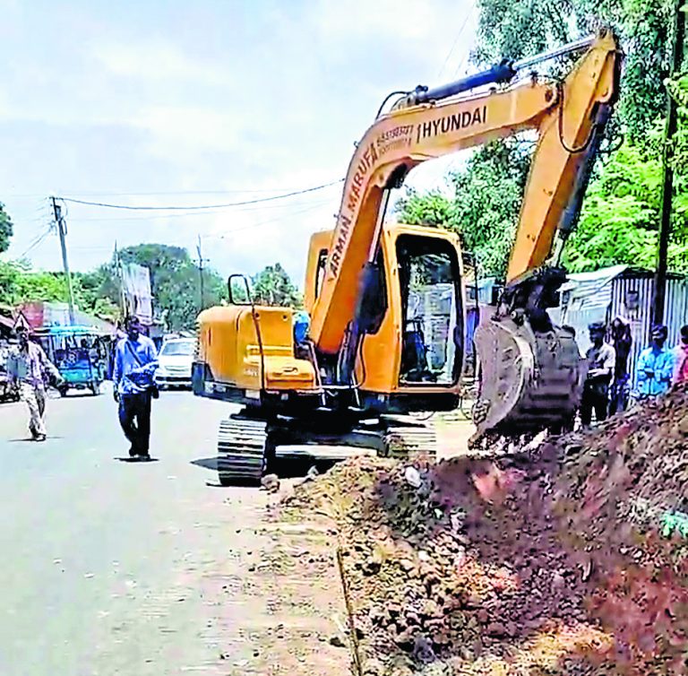 एक्शन में पीडब्ल्यूडी, दखल हटा चौड़ी कर रहा सड़क