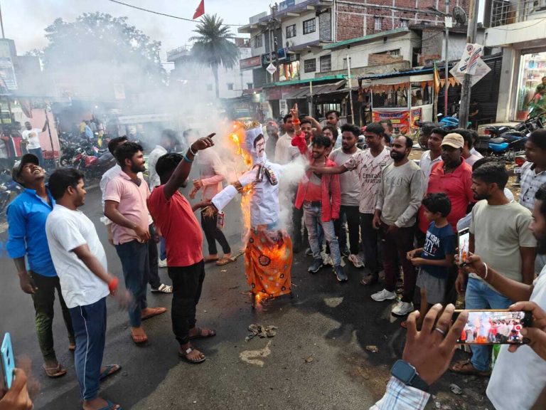 जेबीकेएसएस कार्यकर्ताओं ने मुख्यमंत्री का पुतला फूंका