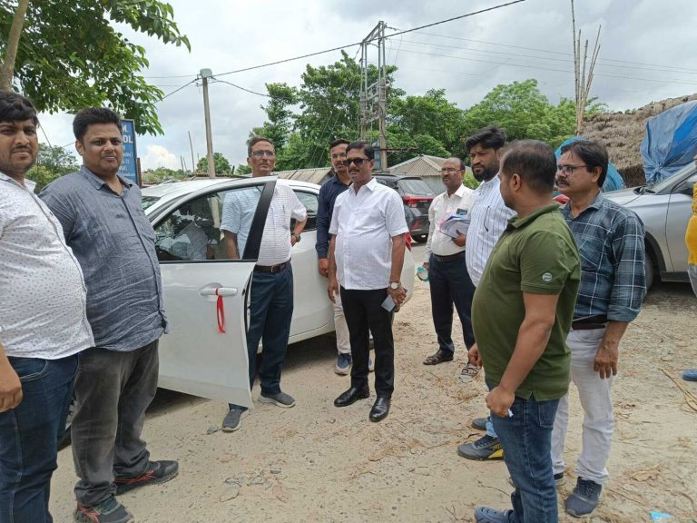 नव अध्यक्ष व नगर विकास विभाग के अधीक्षण अभियंता ने सड़कों की प्रस्तावित योजना को ले किया स्थल निरीक्षण