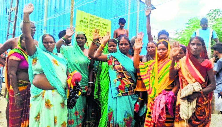नल का जल नहीं मिलने से आक्रोशित महिलाओं ने किया जोरदार प्रदर्शन