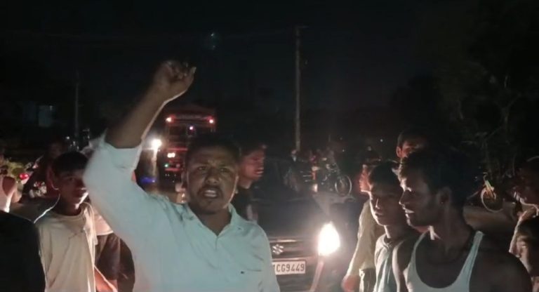 बिजली के लिए आक्रोशित ग्रामीणों ने किया सड़क जाम