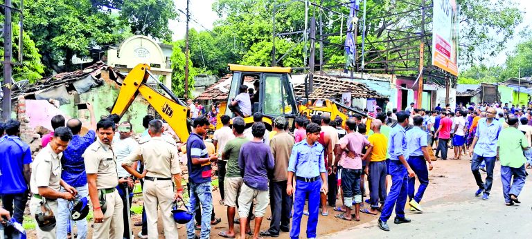 डीवीसी मोड़ इलाके में अतिक्रमण पर  चला एडीडीए का बुलडोजर