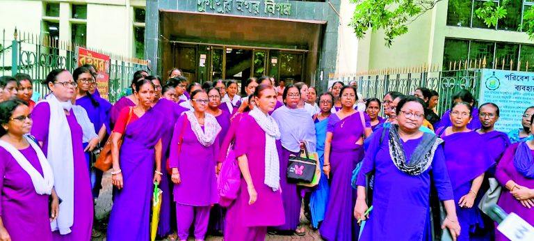 निगम अफसरों के बर्ताव से खफा हेल्थवर्कर्स ने किया प्रदर्शन