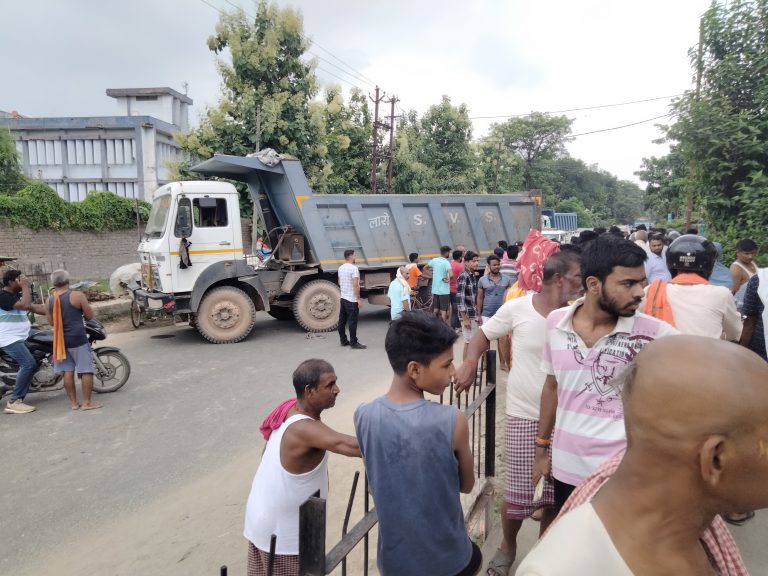 गंगा में डूब रहे ग्रामीण को बचाने में अधेड़ डूबा, हंगामा