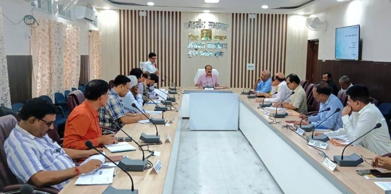 बायोमेट्रिक पद्धति से उपस्थिति नहीं बनाने वाले चिकित्सकों को चिह्नित कर करें कार्रवाई : आयुक्त