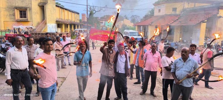 नगर परिषद के कर्मियों ने मांगों के समर्थन में निकाला मशाल जुलूस