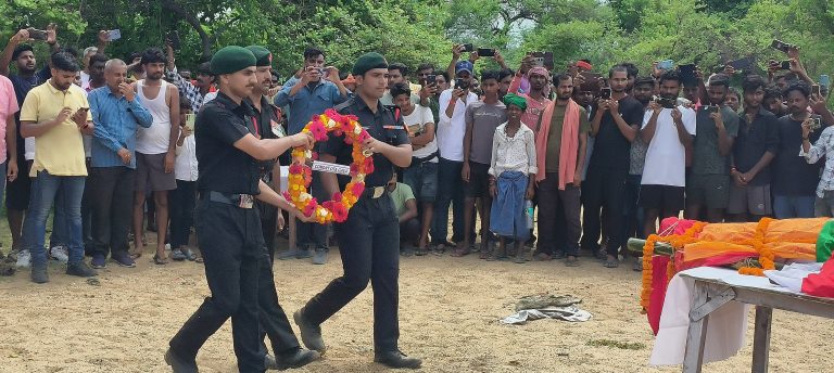 राजकीय  सम्मान के साथ आर्मी जवान के शव को हुआ अंतिम संस्कार