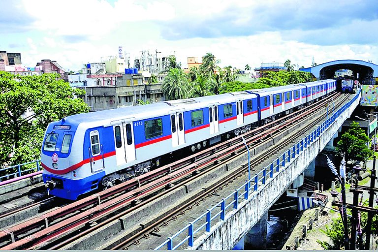 ईस्ट-वेस्ट मेट्रो के लिए मिले 300 करोड़