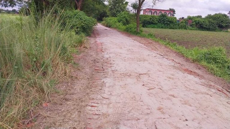 सडक निर्माण में अनियमितता पर ग्रामीणों ने उठाये सवाल