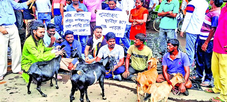 अतिक्रमण के खिलाफ बकरियों संग भाजपा का प्रदर्शन
