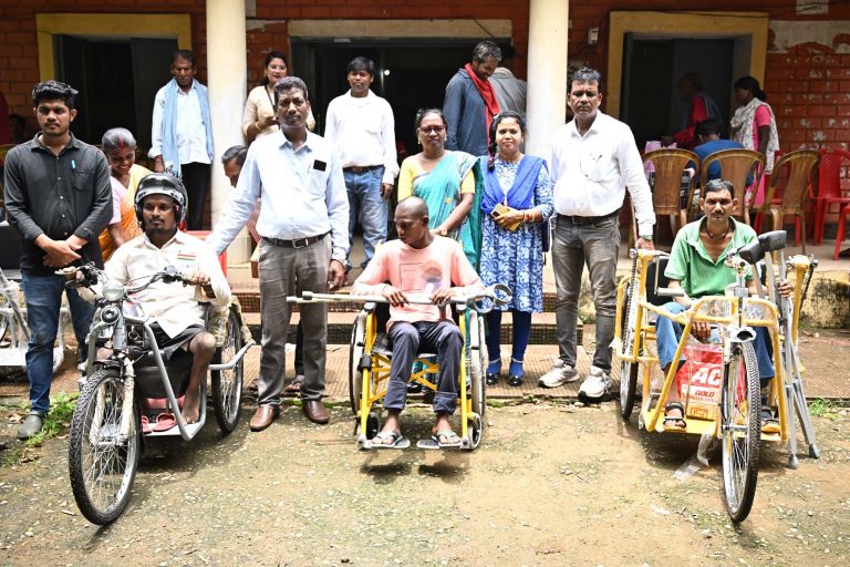 आरएसपी ने नुआगांव में दिव्यांगों व वरिष्ठजनों में बांटे सहायक उपकरण