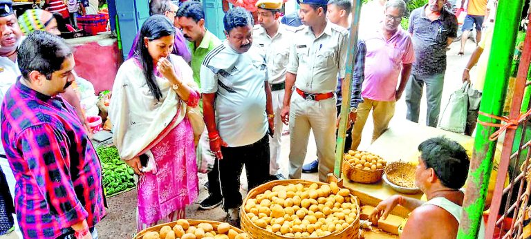 प्रशासनिक अधिकारियों ने सब्जी बाजारों में मारे छापे