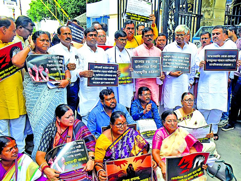 महिलाओं पर कथित अत्याचार की घटनाओं के खिलाफ भाजपा विधायकों का प्रदर्शन