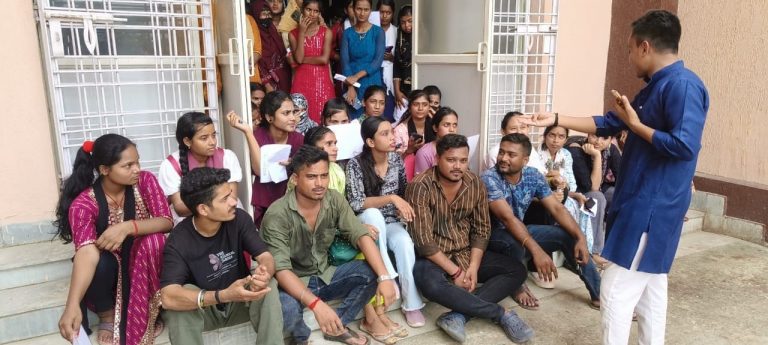परीक्षार्थियों ने विवि में किया हंगामा