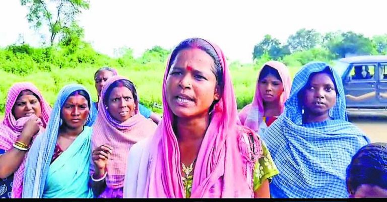 ओसीपी में ब्लास्टिंग से मकानों के क्षतिग्रस्त होने का आरोप, ट्रांसपोर्टिंग बंद कर प्रदर्शन किया