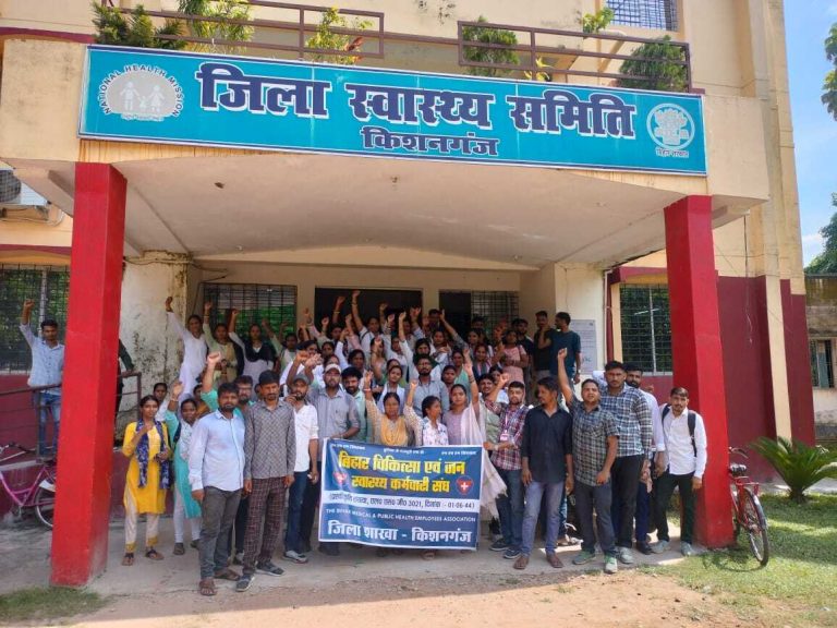 जिले के एनएचएम कर्मियों ने अपनी विभिन्न मांगों ले सीएस को सौंपा ज्ञापन