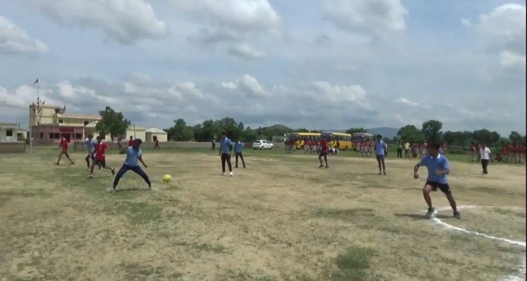 रोमांचक मुकाबले में रेड हाउस ने ब्लू हाउस को 2-1 से हराया