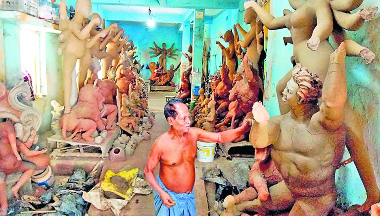 पूजा के पहले मूर्तिकारों की बढ़ी चिंता