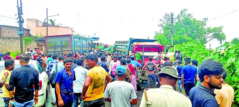डंपरों के बीच टक्कर, एक जख्मी