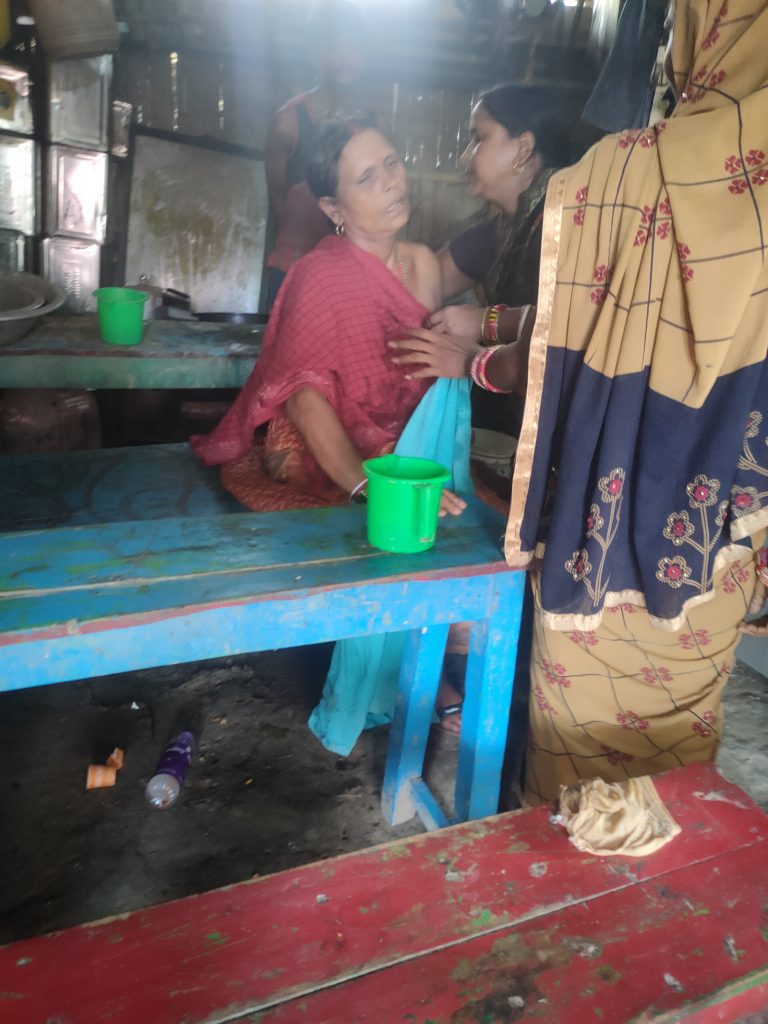 उबलता हुआ दूध महिला के शरीर पर गिरा,जख्मी