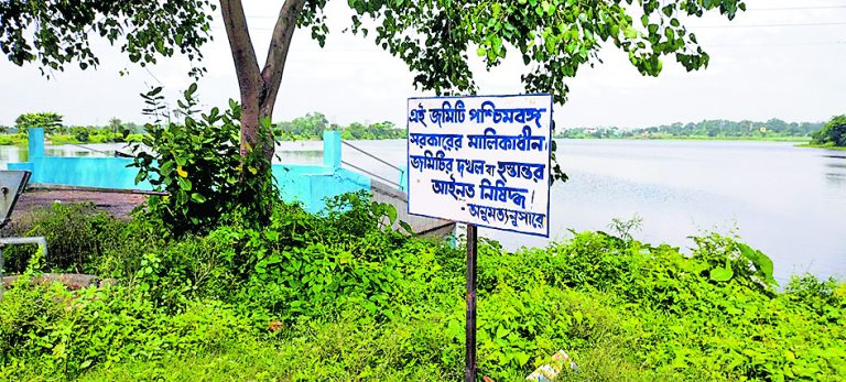 अंडाल में सरकारी भूमि पर लगा बीएलआरओ का बोर्ड