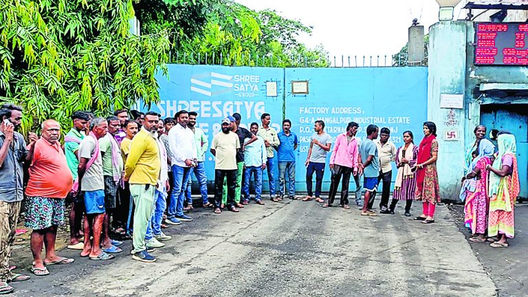 फैक्टरी से हो रहे प्रदूषण के खिलाफ ग्रामीणों ने किया प्रदर्शन