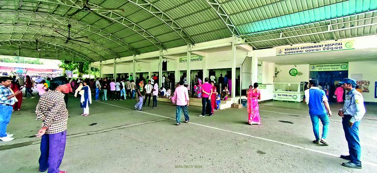 भ्रष्टाचार के आरोप : राउरकेला सरकारी अस्पताल के मैनेजर मोहित श्रीवास्तव को किया बर्खास्त