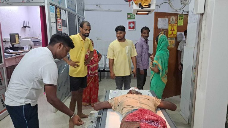 पड़ोसियों ने चार लोगों को पीटकर किया घायल, दो पटना रेफर