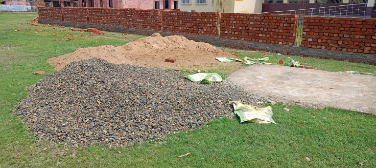 अनियमितता – 51 के बदले लगाया मात्र 40 पीलर
