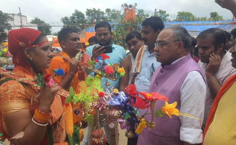 विधायक के सामने ही कटोरिया बाजार में आधा घंटा तक गुल रही बिजली