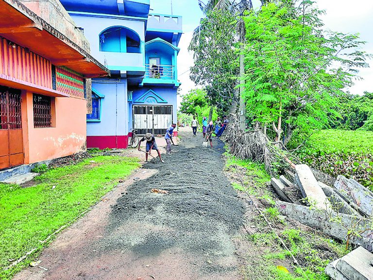 डीआरएम के आदेश के बाद शुरू हुआ सड़क निर्माण कार्य