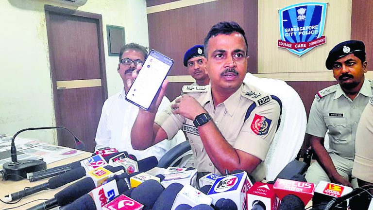 फर्जी कॉल सेंटर पर छापा, दो महिला सहित आठ गिरफ्तार