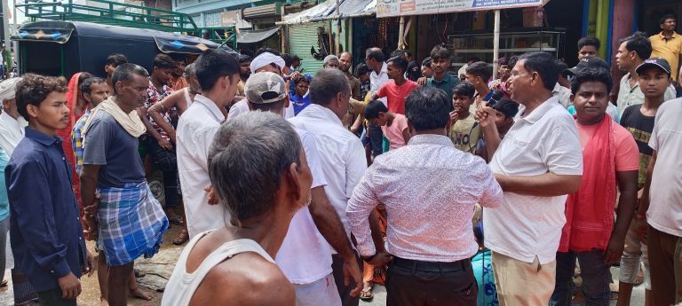 नाली की समस्या को ले सड़क जाम कर धरना, छह घंटे तक बाधित रहा आवागमन