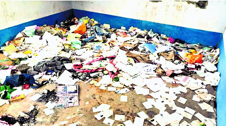 वोटर कार्ड, चुनावी दस्तावेज, कचरे के ढेर से बरामद