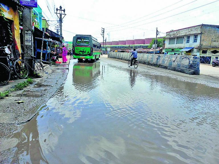 जल निकासी की समस्या को लेकर स्थानीय लोग परेशान