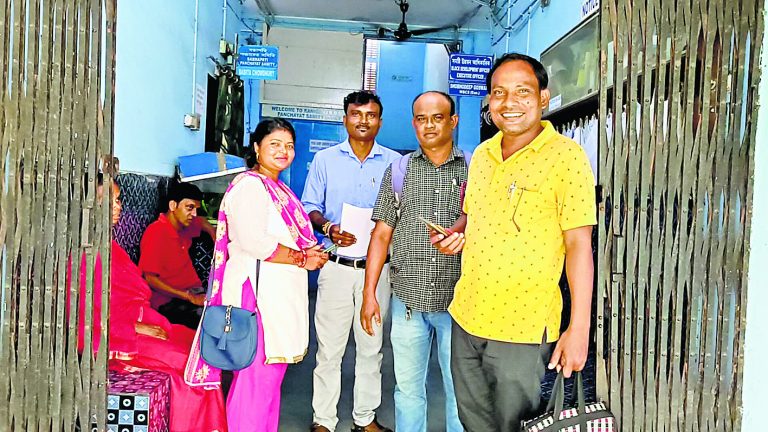 जाहेर थान निर्माण की मांग को लेकर रानीगंज बीडीओ को ज्ञापन सौंपा
