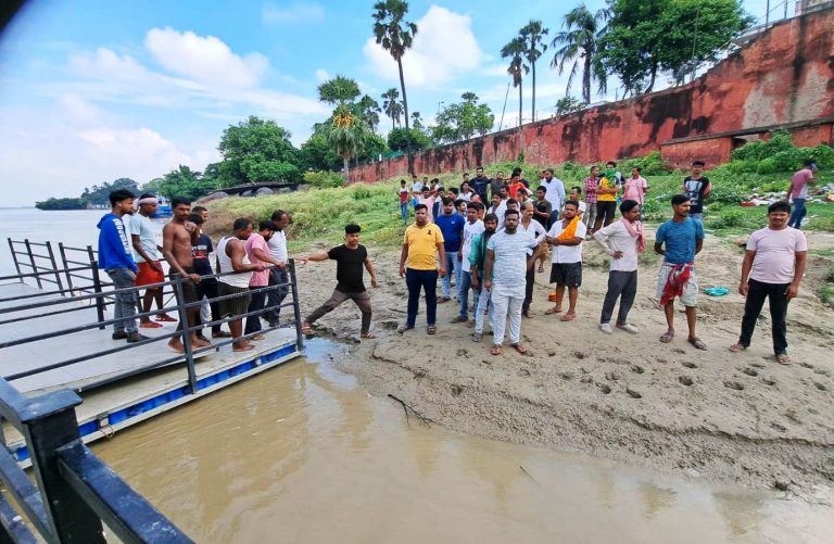 बबुआ घाट पर नहाने के दौरान गंगा में डूबे दो बच्चे, परिजनों में मचा कोहराम