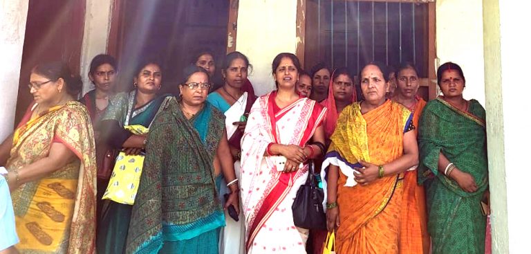 गैस आपूर्ति को लेकर सेविकाओं ने किया प्रदर्शन
