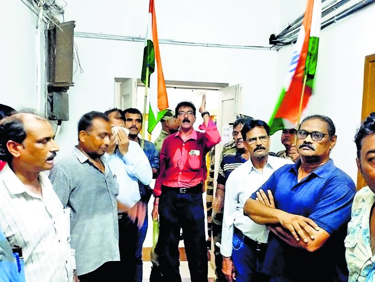 डीएसपी के नगर प्रशासनिक भवन का इंटक ने किया घेराव