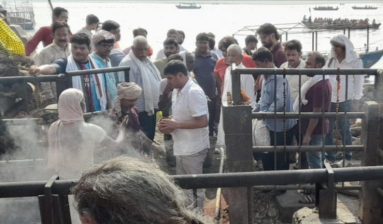 बच्चा सिंह पंचतत्व में विलीन, बनारस के मणिकर्णिका घाट पर भतीजे अभिषेक सिंह ने दी मुखाग्नि