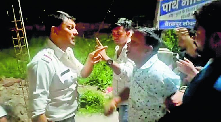 बैरकपुर में तृणमूल पार्षद व एसआइ में हुई थी मारपीट